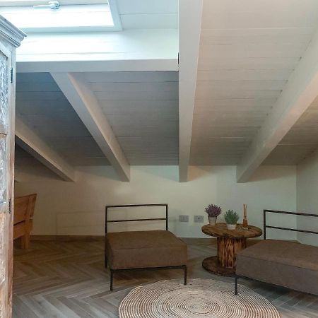 Charming Attic Apartment With Balcony & Swimming Pool Desenzano del Garda Exterior photo